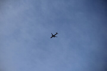 青空を飛ぶ飛行機