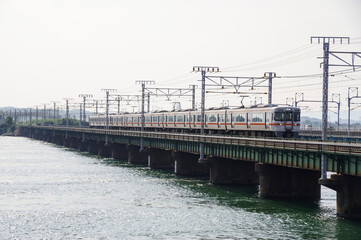 浜名湖を跨ぐ鉄橋を走る電車
