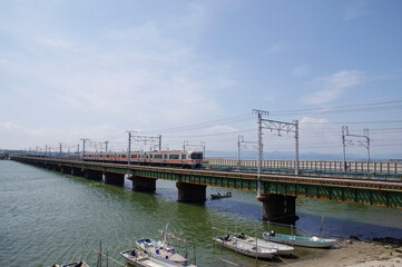 浜名湖を跨ぐ鉄橋を走る電車
