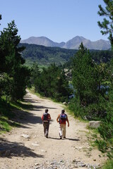 Fototapeta premium Couple de randonneurs en montagne dans les Pyrénées Orientales lac des Bouillouses
