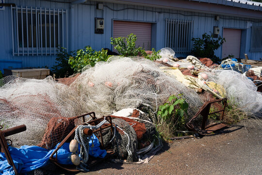 漁港に放置された漁網