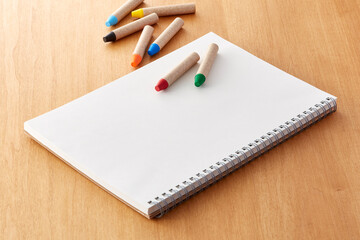 クレヨン (カラー 子育て 育児 趣味 芸術 知育 美術 コピースペース)