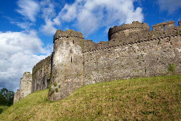 Fototapeta na wymiar Kidwelly Castle is a Norman castle overlooking the River Gwendraeth and the town of Kidwelly, Carmarthenshire 