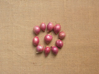 Red color raw whole fresh Shallots