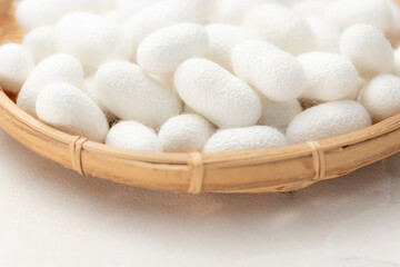 竹の笊にたくさんの繭玉