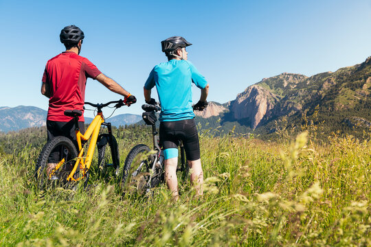 two men with their bikes looking the mountains © Raul Mellado