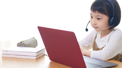 オンライン授業を受ける女の子　通信教育