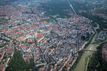 München mit der Frauenkirche und dem Marienplatz von oben 5.7.2020