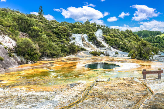 Aniwaniwa - Regenbogen- und Kaskaden-Terrasse im Orakei Korako Geyserland Resort an den Ufern des Waikato Riveri in der Taupo Volcanic Zone auf der Nordinsel von Neuseeland