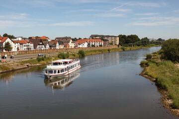 Obraz premium Minden; Weser mit Fischerstadt