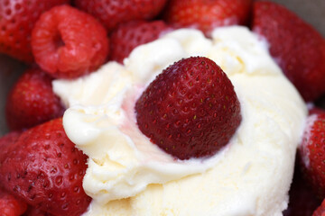 STRAWBERRIES & ICE CREAM