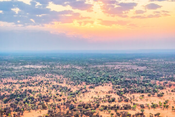 Luftaufnahme vom Sonnenaufgang im  Outback bei Alice Springs im Northern Territory.Australien
