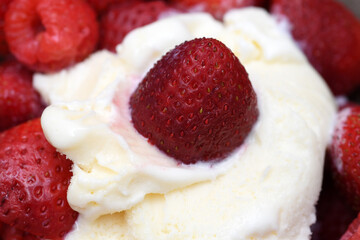 STRAWBERRIES & ICE CREAM