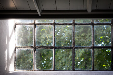 Ein altes Fenster mit Bleiverglasung 