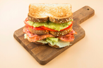 Sandwich LGBT lettuce, guacamole, bacon and tomato