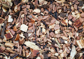 eine organische Textur aus vielen Stücken einer Teemischung
