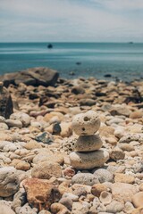 Fototapeta na wymiar Stone sculpture on the rocky beach