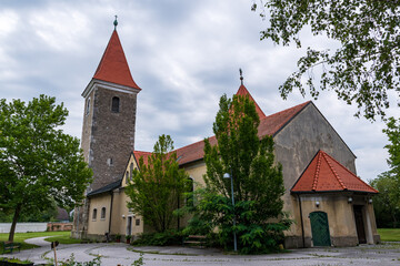 Fototapeta na wymiar the catholic church in Mannswörth, Austria on a cloudy day
