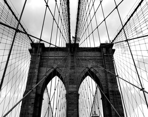 Fotografía en blanco y negro del puente de Brooklyn en la ciudad de Nueva York.