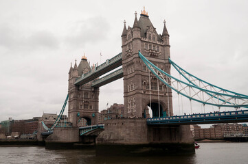 Fototapeta na wymiar El puente Tower Bridge de Londres en un día nublado.