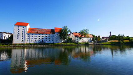 Fototapeta na wymiar Straubing, Deutschland: Blick auf das Herzogschloss an der Donau