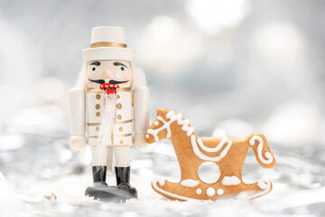 Lebkuchen Schaukelpferd und Nussknacker in der Küche mit Dekoration, close-up