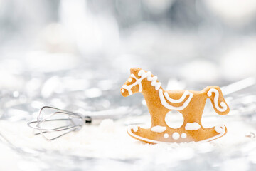 Lebkuchen Schaukelpferd in der Küche mit Dekoration, close-up