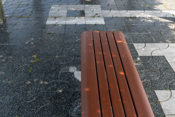 「愛知県」夏の晴れた日の公園のベンチ