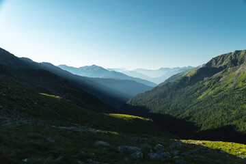 Blaue Berge (Bergsilhouette) bei Sonnenaufgang im Debanttal bei Lienz (Nationalpark Hohe Tauern, Alpen, Österreich) Berglandschaft, Tal