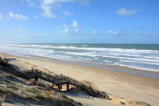 Europe, France, Aquitaine, Landes, la plage de Biscarosse &agrave; mar&eacute;e montante, site naturel.
