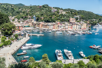 Fototapeta premium Widok z lotu ptaka na Portofino z wieloma kolorowymi domami i łodziami