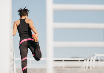 Obraz premium Active sport outdoors. African american woman in sports uniform doing workout for legs