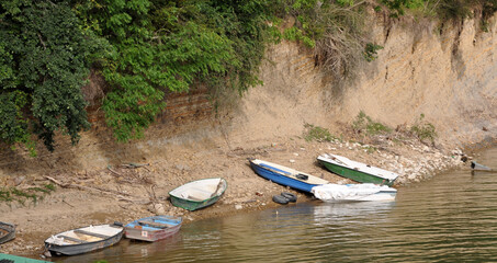 Łodzie zacumowane na brzegu, Liptowska Mara, Słowacja