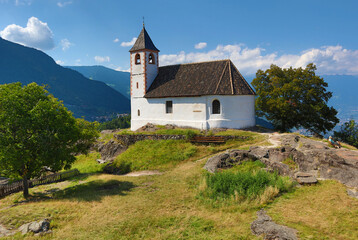 Fototapeta na wymiar Tisens, St.Hippolyt, Kirche, Aussichtspunkt, Etschtal, Südtirol, Mittelgebirge
