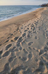 Des pas dans le sable à Lozari, Corse