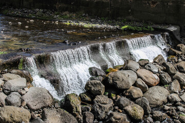 Un canal de agua dulce entre rocas 