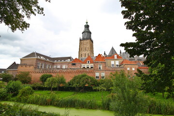 Fototapeta na wymiar Saint Walburgis Church and surrounding old medieval houses of Dutch city Zutphen, the Netherlands