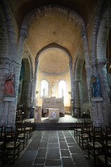 Fototapeta na wymiar intérieur de l'église de la ville de Moutiers-les-Mauxfaits en Vendée