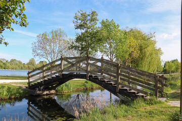 Fototapeta na wymiar Charente-Maritime - Aigrefeuille - Lac de Frace - Petit pont sur le Curé