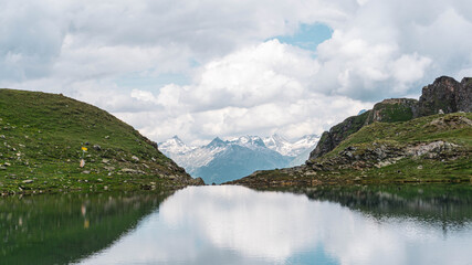 Fototapeta na wymiar mountain lake in the alps
