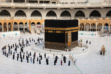 Muslim pilgrims in Al Haram Mosque Makkah performing Tawaf , Hajj Season at the time of the Corona Covid 19 , Covid 19 precautionary measures.Saudi Arabia makkah at Aug 2020 © leo morgen