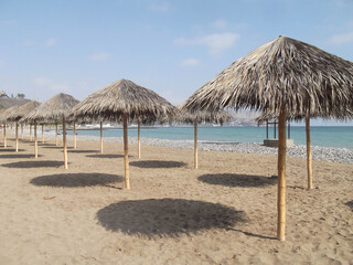 Sombrillas frente al mar