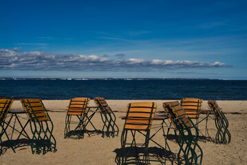 Ostsee mit Stühlen