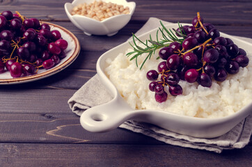 Boiled white rice with stewed grapes and rosemary