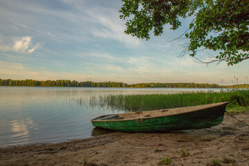 Fototapeta na wymiar fishing boat on the lake