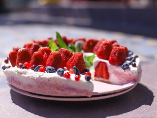 cheesecake with strawberries