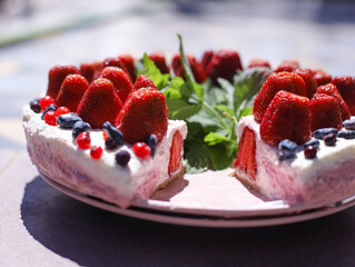 cake with strawberries