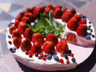 cheesecake with berries