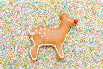 Lebkuchen Reh mit Zuckerguss und viele bunten Liebesperlen als Hintergrund