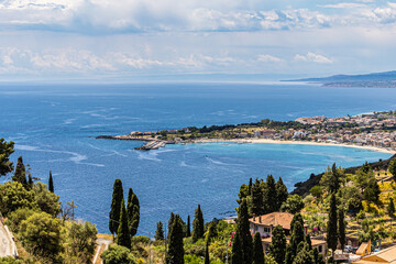 Fototapeta na wymiar Panorama della costa di Giardini Naxos da Taormina 